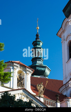 Vue sur les dômes de la basilique de l'Assomption dans le monastère de Strahov, Prague Banque D'Images