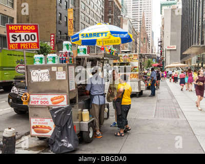 New York traditionnel street food cars / fournisseurs qui desservent des clients dans le centre-ville de New York City Banque D'Images