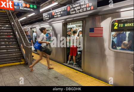 La plate-forme de la station de métro de New York, New York City Banque D'Images