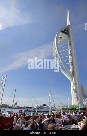 Spinnaker Tower avec café en premier plan Gunwharf Quays, Portsmouth, Hampshire, Angleterre, Royaume-Uni Banque D'Images