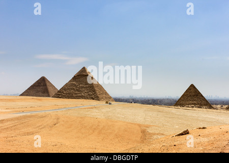 Une photographie des pyramides de Gizeh avec la ville du Caire en arrière-plan. Banque D'Images