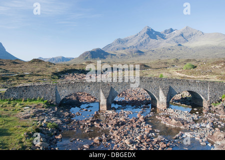 Pont de Sligachan avec montagne Cuillin Sgurr nan Gillean Ile de Skye, Ecosse, Royaume-Uni Hébrides intérieures LA006306 Banque D'Images