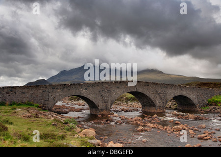 Cuillin mountain Sgurr nan Gillean avec de vieux pont de Sligachan Ile de Skye, Ecosse, Royaume-Uni Hébrides intérieures LA006310 Banque D'Images