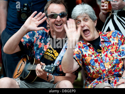 Personnes à un festival de ukulélé portant colorul shirts et forme. Banque D'Images