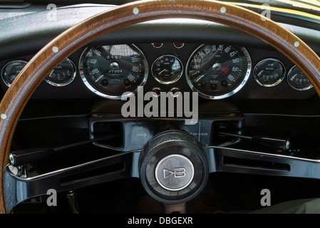 1970 Aston Martin DBS planche de bord et le volant Banque D'Images