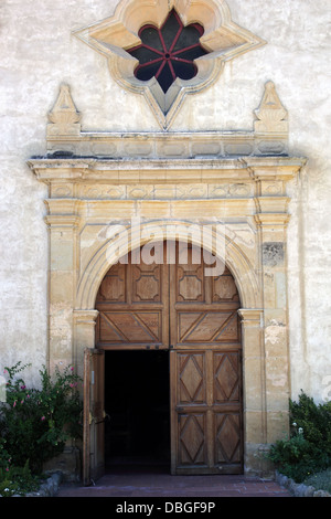 Entrée au Carmel Mission (Mission San Carlos Borromeo de Carmelo), Carmel, Californie, USA Banque D'Images