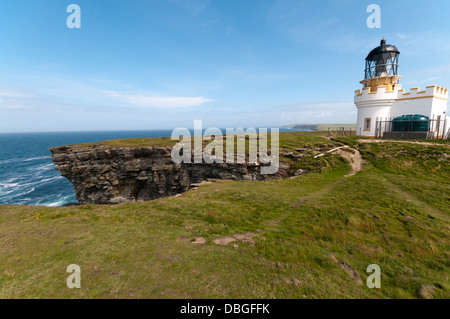 Le phare automatique sur Brough de Birsay, Orkney. Banque D'Images