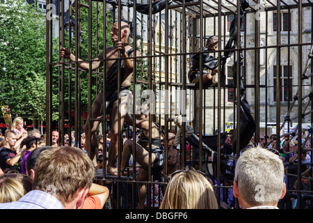 Animation de rue montrant des gens sauvages en cage au cours de la Gentse Feesten / Fêtes de Gand à Gand, Belgique Banque D'Images