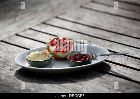 Devonshire Clotted cream Thé sur une table en bois. Banque D'Images