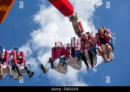 Thrillseekers excité / sensations fortes s'amusant sur fairground attraction G Force à voyager fête foraine et voyager fun fair Banque D'Images