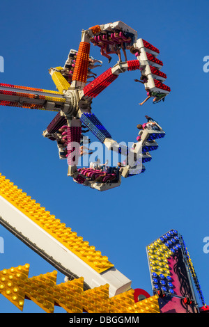 Thrillseekers excité / sensations fortes s'amusant sur fairground attraction G Force à voyager fête foraine et voyager fun fair Banque D'Images