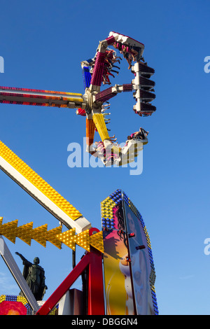 Thrillseekers excité / sensations fortes s'amusant sur fairground attraction G Force à voyager fête foraine et voyager fun-fair Banque D'Images