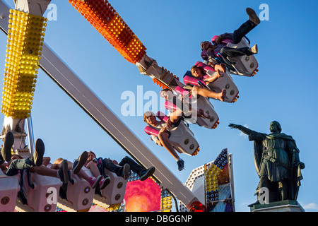 Fairground attraction G Force à voyager fête foraine et voyager fun fair lors de la Gentse Feesten / Fêtes de Gand, Belgique Banque D'Images