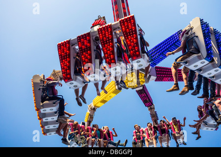 Thrillseekers excité / sensations fortes s'amusant sur fairground attraction G Force à voyager fête foraine et voyager fun fair Banque D'Images