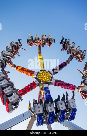 Thrillseekers excité / sensations fortes s'amusant sur fairground attraction G Force à voyager fête foraine et voyager fun fair Banque D'Images