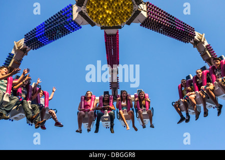 Thrillseekers excité / sensations fortes s'amusant sur fairground attraction G Force à voyager fête foraine et voyager fun fair Banque D'Images