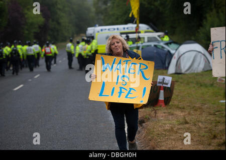 Balcombe, UK. 30 juillet, 2013. Les spiritueux sont restés élevés alors que les manifestants à Balcombe continuent de protester et d'entraver les camions entrant dans le site de fracturation dans le West Sussex, Royaume-Uni. Sur le site de forage débutera dès que la voile est en voie d'achèvement sous licence par la compagnie d'énergie, Cuadrilla. Credit : Lee Thomas/Alamy Live News Banque D'Images