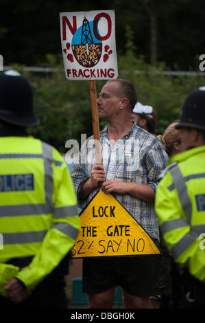 Balcombe, UK. 30 juillet, 2013. Les spiritueux sont restés élevés alors que les manifestants à Balcombe continuent de protester et d'entraver les camions entrant dans le site de fracturation dans le West Sussex, Royaume-Uni. Sur le site de forage débutera dès que la voile est en voie d'achèvement sous licence par la compagnie d'énergie, Cuadrilla. Credit : Lee Thomas/Alamy Live News Banque D'Images