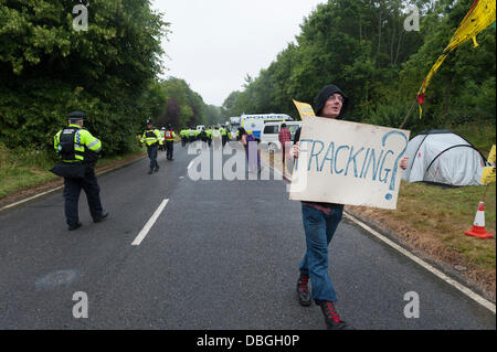 Balcombe, UK. 30 juillet, 2013. Les spiritueux sont restés élevés alors que les manifestants à Balcombe continuent de protester et d'entraver les camions entrant dans le site de fracturation dans le West Sussex, Royaume-Uni. Sur le site de forage débutera dès que la voile est en voie d'achèvement sous licence par la compagnie d'énergie, Cuadrilla. Credit : Lee Thomas/Alamy Live News Banque D'Images