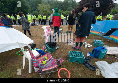 Balcombe, UK. 30 juillet, 2013. Les spiritueux sont restés élevés alors que les manifestants à Balcombe continuent de protester et d'entraver les camions entrant dans le site de fracturation dans le West Sussex, Royaume-Uni. Sur le site de forage débutera dès que la voile est en voie d'achèvement sous licence par la compagnie d'énergie, Cuadrilla. Credit : Lee Thomas/Alamy Live News Banque D'Images