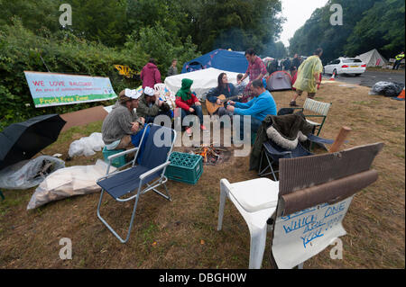 Balcombe, UK. 30 juillet, 2013. Les spiritueux sont restés élevés alors que les manifestants à Balcombe continuent de protester et d'entraver les camions entrant dans le site de fracturation dans le West Sussex, Royaume-Uni. Sur le site de forage débutera dès que la voile est en voie d'achèvement sous licence par la compagnie d'énergie, Cuadrilla. Credit : Lee Thomas/Alamy Live News Banque D'Images