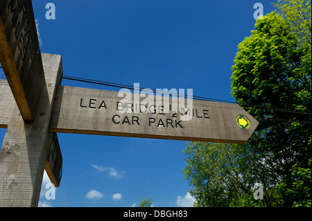 Sentier Public signe pour Lea parking Pont Canal De Cromford Derbyshire, Angleterre, Royaume-Uni Banque D'Images