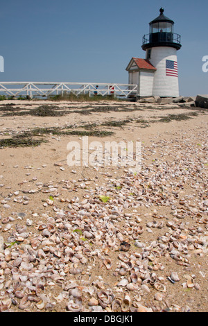 Le Massachusetts, Nantucket. Promenade en bois ancien à Brant Point Lighthouse, le deuxième plus ancien phare dans le nous. Banque D'Images