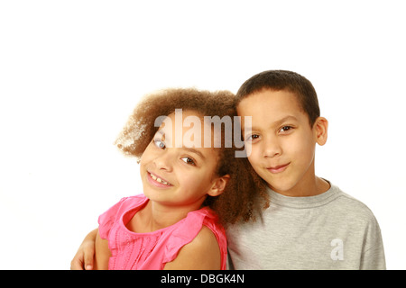 Smiling black enfants hugging with copy space Banque D'Images