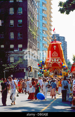 Défilé de chars d'Hare Krishna et Festival de l'Inde, Vancouver, BC - Colombie-Britannique, Canada - dévots marcher avec flotteur Banque D'Images