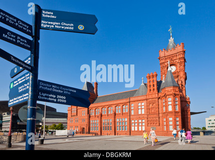 Le bâtiment restauré Pierhead de Cardiff Bay Cardiff avec panneau touristique South Glamorgan South Wales GB UK EU Europe Banque D'Images