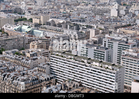 Vue de la Tour Eiffel sur les toits de Paris, emballés en France. Banque D'Images