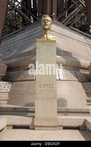 Un buste commémoratif de l'ingénieur Gustave Eiffel à la base de la Tour Eiffel, Paris, France. Banque D'Images