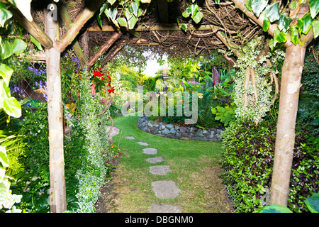 Jardin anglais typique Arbour Arch archway menant au jardin de l'auvent Banque D'Images