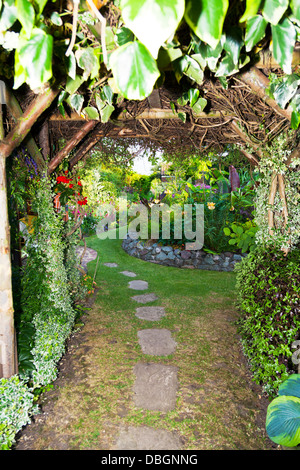 Jardin anglais typique Arbour Arch archway menant au jardin de l'auvent Banque D'Images