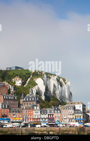 France, Normandie, le Treport, vue sur la ville et les falaises. Banque D'Images