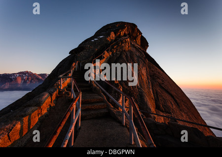 Randonnée sur l'escalier vers Moro Rock mountain top au coucher du soleil sur une journée claire, dans la Sierra Nevada, en Californie, USA Banque D'Images