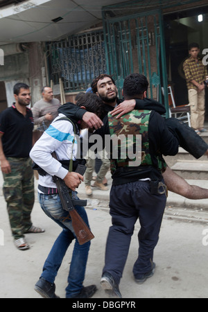 23 octobre 2012 - Alep, Syrie : un homme blessé est transporté dans un hôpital de première ligne. Banque D'Images