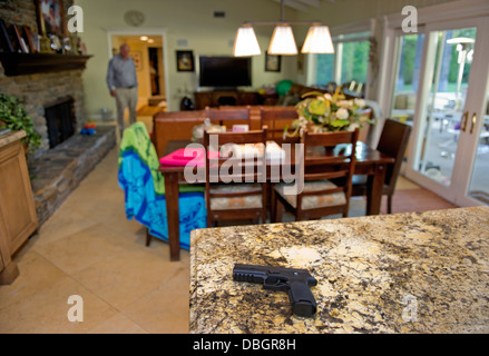 Un pistolet Sig Sauer P250 être tenu comme une protection contre les intrus à une maison privée, à Santa Ana, Californie Banque D'Images