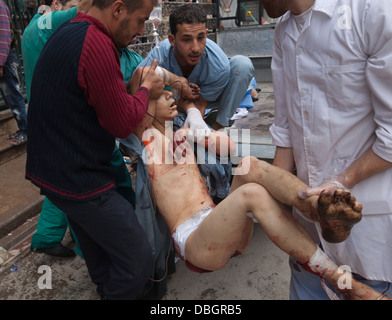 23 octobre 2012 - Alep, Syrie : un homme blessé est transporté dans un hôpital de première ligne. Banque D'Images