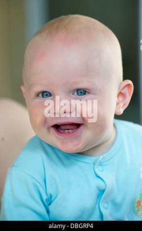 Un enfant et sa première dents deux dents du bas montrant sur un smiling baby Banque D'Images