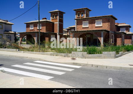 Inachevée maisons en raison de la récession dans le domaine de la Costa Blanca en Espagne. Banque D'Images