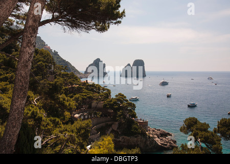 Les trois piles(Faraglioni} au large de l'île de Capri, Italie. Banque D'Images