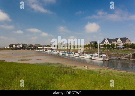 France, Picardie, Somme, Le Crotoy, Baie de Somme resort town, ville vue sur le port de plaisance. Banque D'Images