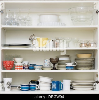 Armoire de cuisine blanc avec verres, tasses et bols Banque D'Images