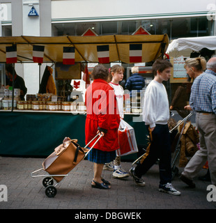 Marché français Sutton High Street Surrey femme âgée avec chariot Banque D'Images