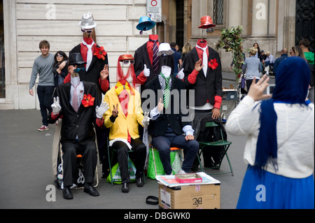 Un groupe de six artistes de rue comique divertissant touristes et habitants à Rome, Italie. Banque D'Images