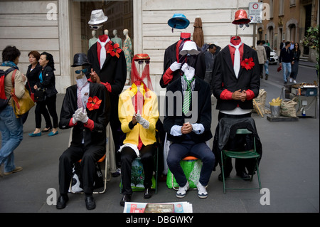 Un groupe de six artistes de rue comique divertissant touristes et habitants à Rome, Italie. Banque D'Images