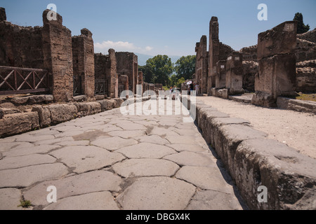 Une ancienne rue pavée, dans les ruines de Pompéi, Italie. Banque D'Images