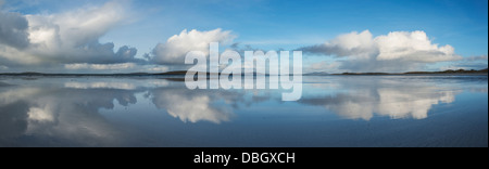 La réflexion des nuages sur Lingeigh Traigh beach, North Uist, Hébrides extérieures, en Écosse Banque D'Images