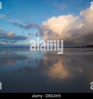 La réflexion des nuages sur Lingeigh Traigh beach, North Uist, Hébrides extérieures, en Écosse Banque D'Images